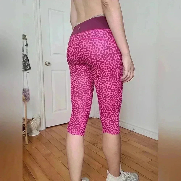 LULULEMON BRIGHT PINK ANIMAL PRINT CAPRI SPORTS LEGGING - Picture 4 of 8